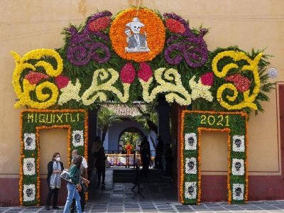 <a href="/noticias/adornan-floristas-de-ocotepec-festival-miquixtli-2021-con-arco-monumental">ADORNAN FLORISTAS DE OCOTEPEC FESTIVAL MIQUIXTLI 2021 CON ARCO MONUMENTAL</a>